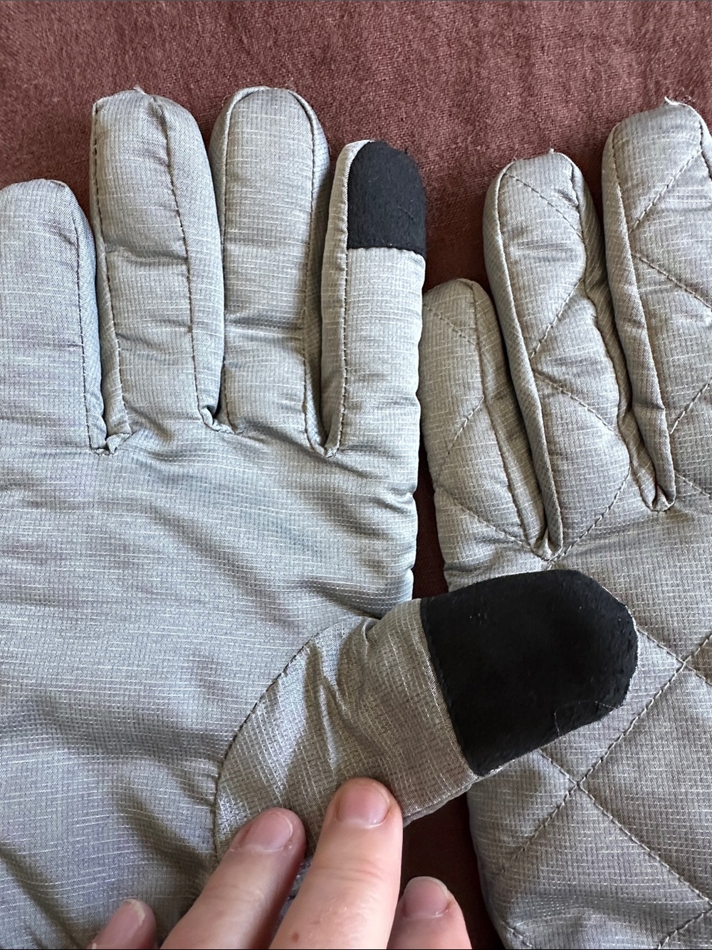 Eddie Bauer Quilted Silver Warm Gloves. 2 Hidden zip pockets & Touchscreen tech - Picture 3 of 16
